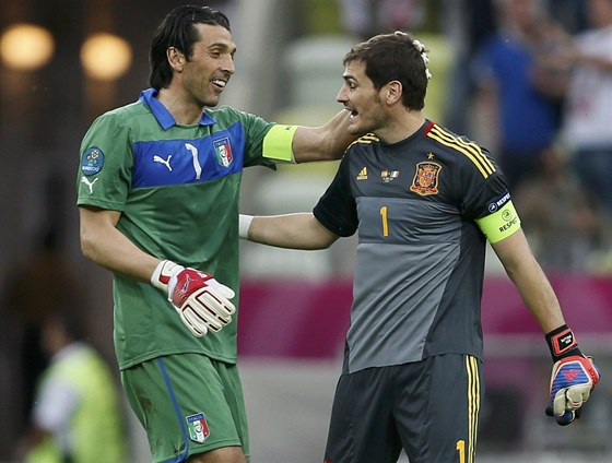 KAPITÁNI, KAMARÁDI Italský brankář Gianluigi Buffon (vlevo) a jeho španělský protějšek Iker Casillas po vzájemném utkání ve skupině.