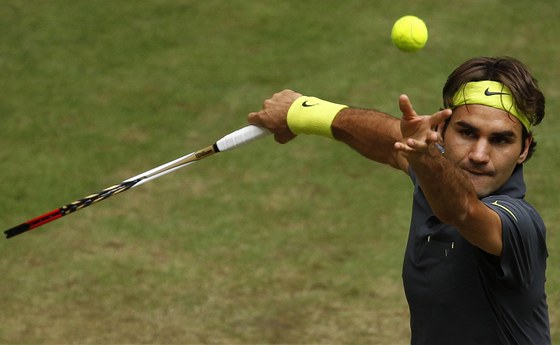 PODÁNÍ. Roger Federer servíruje v semifinále na turnaji v Halle.