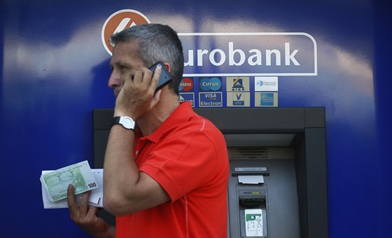 ekové vybírají ped volbami úspory z bank. Na snímku Eurobank. Ilustraní foto.