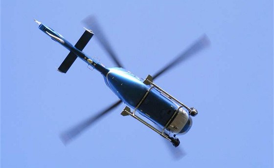 Když hrozí nebezpečí z prodlení, policie do pátrání po pohřešovaných nasazuje vrtulník.