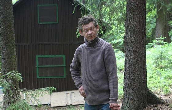 Bezdomovec Jaroslav Roubíek ped chatkou v Lipickém údolí, ve které pebývá i...