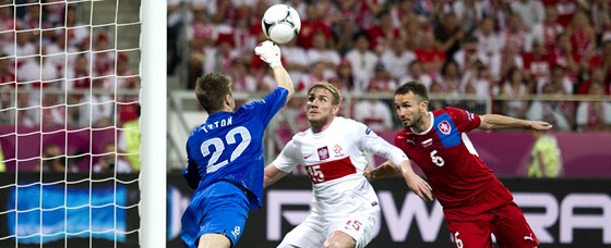 Polský branká Przemyslav Tyton v utkání mistrovství Evropy zasuje pedTomáem