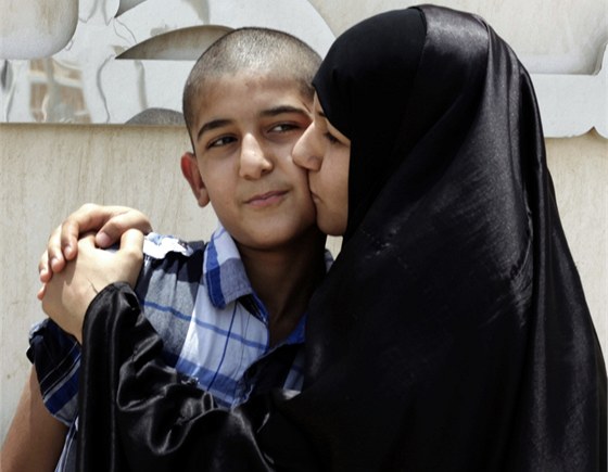 Matka jedenáctiletého Alího Hassana objímá svého syna po proputní z
