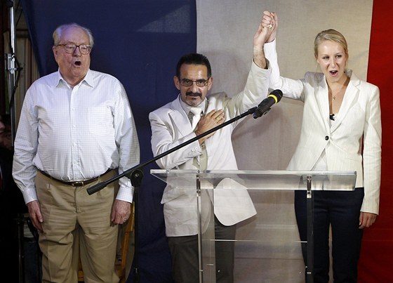 Jean-Marie Le Pen, zakladatel francouzské Nové fronty (vlevo), oslavuje