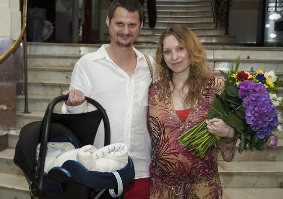 Tereza Bebarová a Ivan Kotmel si odnesli z porodnice dceru Klaudii. (2012)