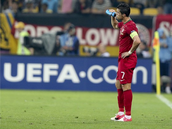 VYMYSLÍ NCO? Portugalský kapitán Cristiano Ronaldo se oberstvuje bhem zápasu