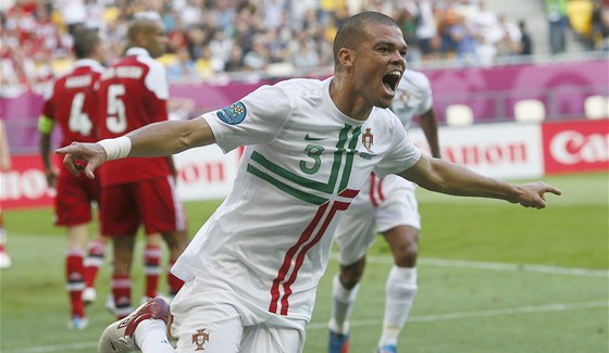 PORTUGALSKÁ RADOST. Portugalský obránce Pepe se raduje ze vsteleného gólu.