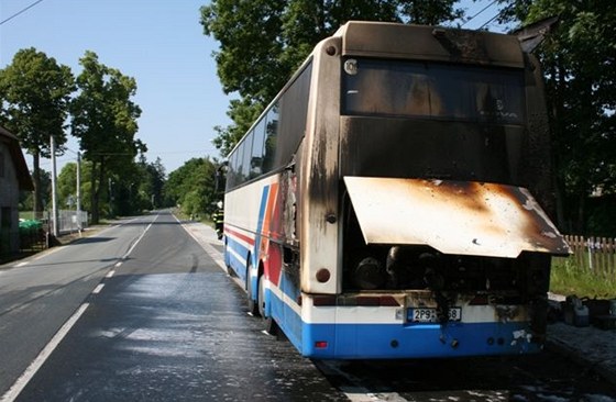 V Havlovicích hořel autobus, který vezl středoškoláky a jejich učitele. 