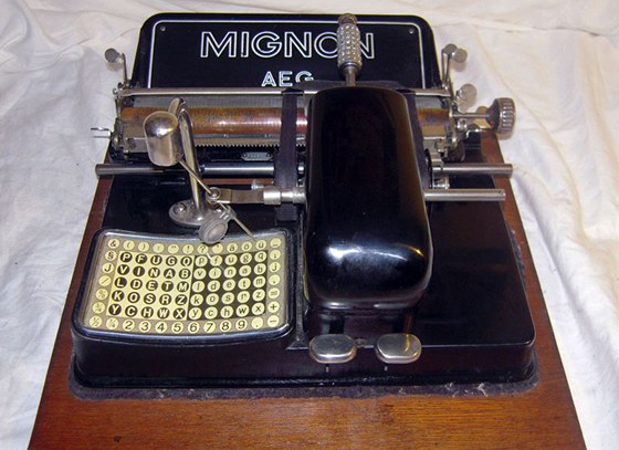 Přístroj připomíná spíš šifrovací stroj nebo pokladnu než psací stroj.