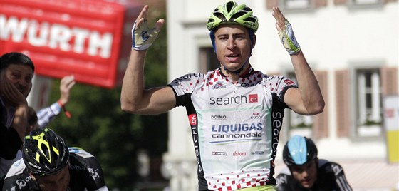 Slovenský cyklista Peter Sagan projídí vítzn cílem 3. etapy závodu Kolem