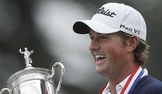 Webb Simpson s trofejí pro vítze golfového US Open