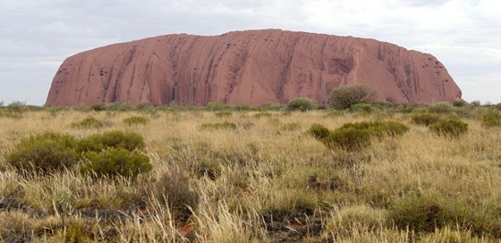 Posvátná hora Uluru v Austrálii. Ilustraní snímek.