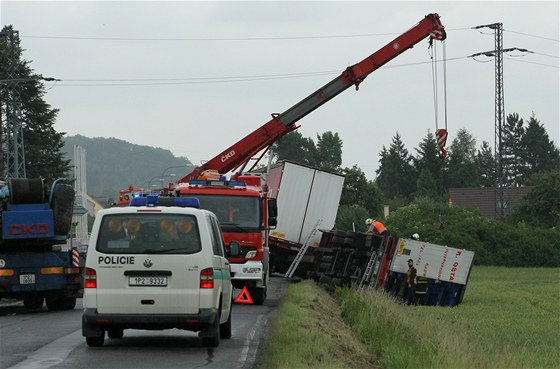Převrácený kamion zablokoval na několik hodin dopravu mezi Radčicemi a Malesicemi na okraji Plzně.