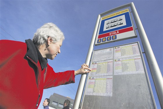 Cestující MHD ve áe u nemusí studovat jízdní ády. Aplikace v chytrých telefonech jim ekne, za jak dlouho k místu, kde stojí, pijede autobus. Ilustraní snímek