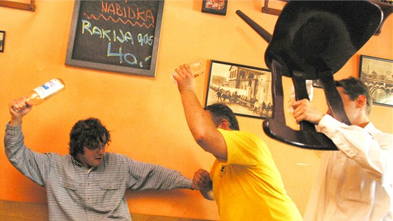 Opilý host v restauraci v Kravařích nejprve nadával servírce, později napadl i policisty. (Ilustrační foto)