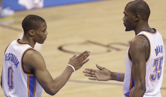 Kevin Durant (vpravo) a Russell Westbrook táhnou Oklahoma City Thunder - i ve