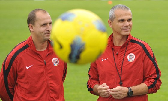 Vítzslav Lavika (vpravo) coby staronový trenér fotbalist Sparty, na snímku