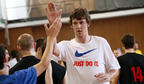 JEN DO TOHO! Jan Veselý se po tréninku zdraví s mladými basketbalisty z BCM...