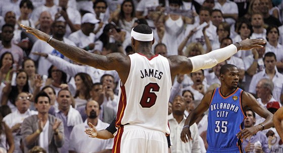 LeBron James z Miami Heat nelétá, ale debatuje s rozhodím. Ve tetím finále