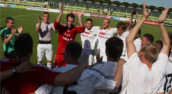 Fotbalisté HFK Olomouc slaví postup do druhé ligy.