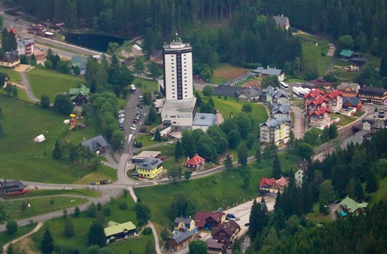 Horská stediska v Peci pod Snkou, Janských Lázních i ve pindlerov Mlýn volila pravici, levice propadla.