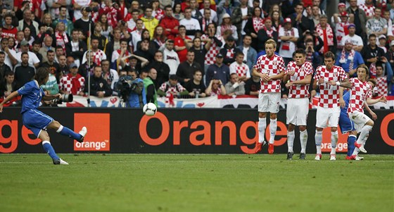 LETÍ DO BRÁNY. Italský záloník Andrea Pirlo práv skóruje z pímého kopu.