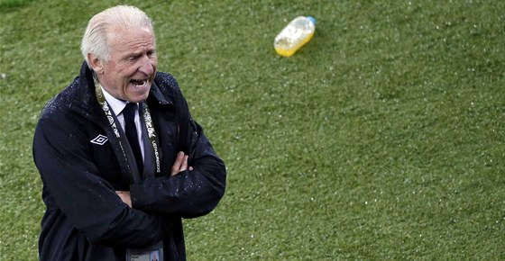 BOJUJTE! Trenér irských fotbalist Giovanni Trapattoni bhem neúspného duelu...