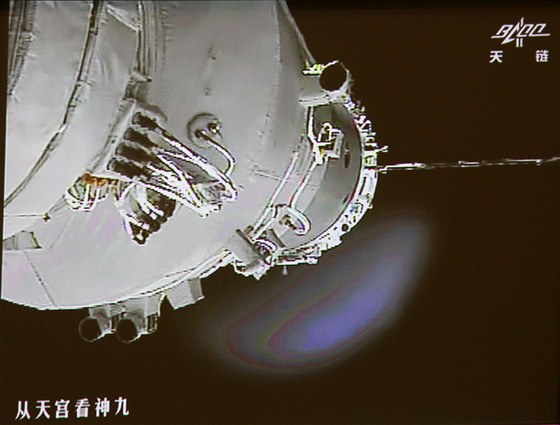 Loď Šen-čou 9 před spojením s experimentálním modulem Tchien-kung 1