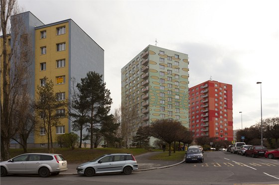 Vzrostlý strom stíní bytm panelového domu. Ilustraní foto.