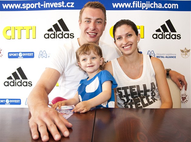 MARNÝ BOJ S RUSKEM. Filip Jícha se s ruskou obranou rval, národnímu týmu to v�ak k postupu na MS nesta�ilo.