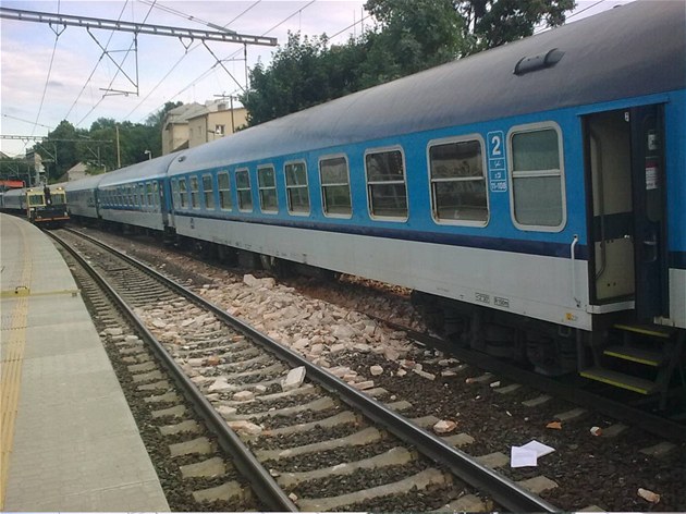 Pád zdi na tra� mezi Kolínem a Velimí.