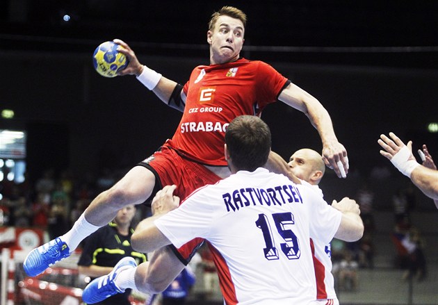 �eský házenká� Filip Jícha se sna�í prosadit v odvetném utkání o postup na MS