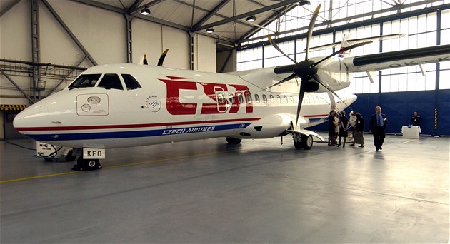 Letoun ATR 42-500 v hangáru na praském ruzyském letiti