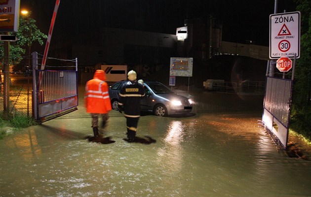 Hasi�i ve Zlínském kraji v noci na st�edu zasahovali kv�li silnému de�ti.
