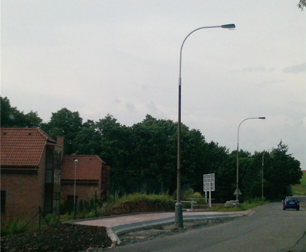Na zastávku v Dobejovicích se autobus kvli pouliní lamp nedostane.