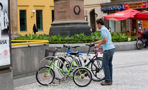 Cyklistů v metropoli přibývá, míst pro kola ne. Nejvíc stojanů má Praha 3