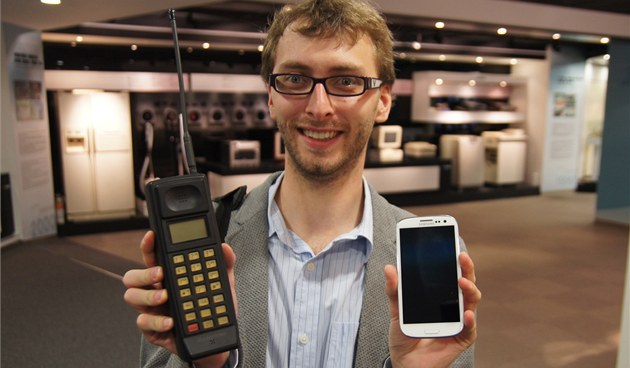 Fotogalerie: Samsung SH-100, první mobilní telefon značky a jeho nejmladší  příbuzný Galaxy S