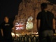 Lid sleduj ze panlskch beh obrzek britsk krlovny Albty II. a vlajky