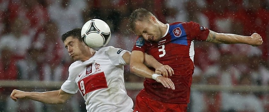 Michal Kadlec (vpravo) v souboji s polskou hvzdou Robertem Lewandowskim.