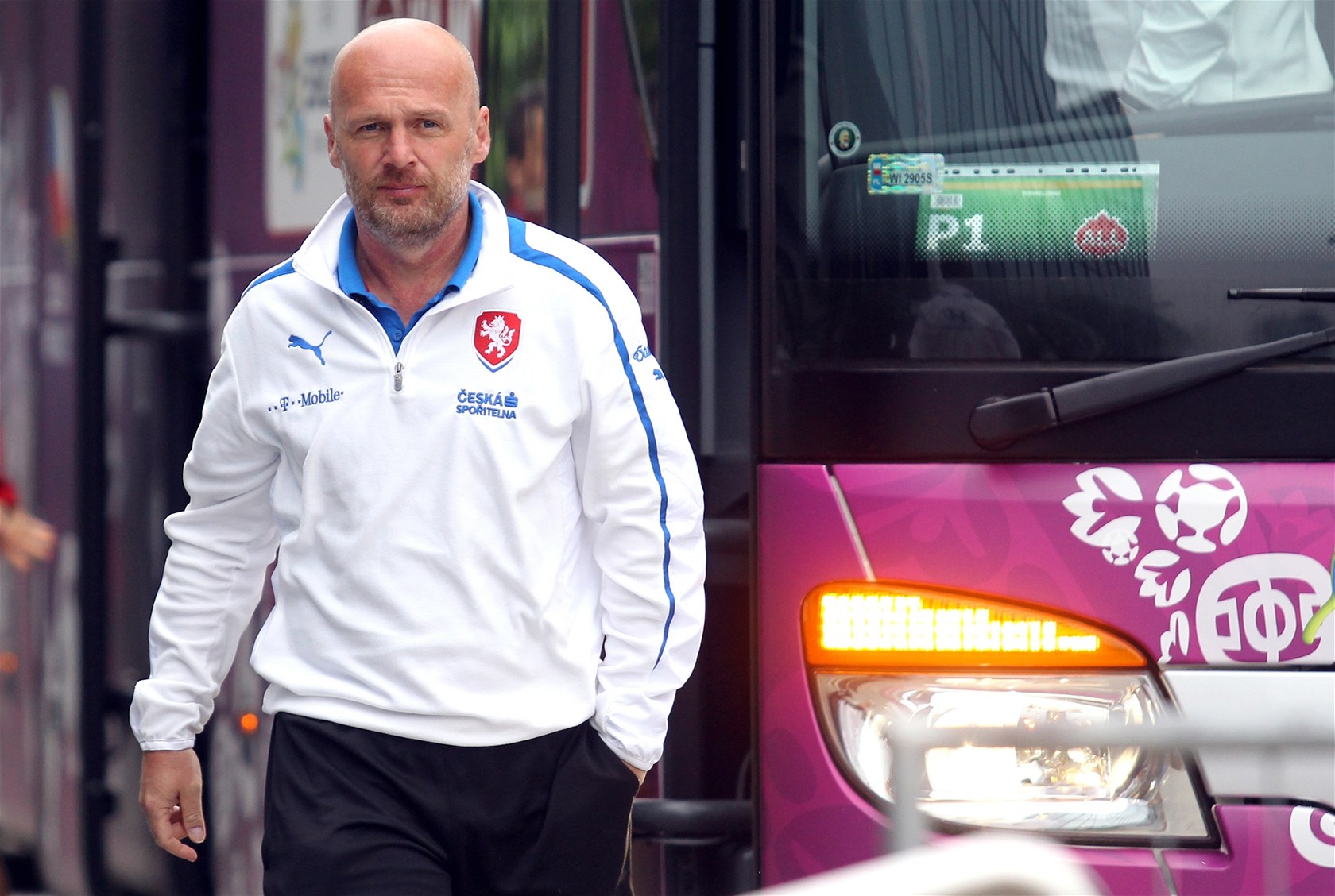 P�IJEL. A ODJEDE? Kou� �eských fotbalist� Michal Bílek práv� vystoupil z autobusu p�ed tréninkem. Podle sázka�� po utkání s Polskem hrá�i i s Bílkem nastoupí do vlaku a vrátí se dom� bez �tvrtfinále.