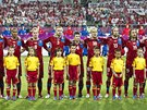 HYMNA. etí fotbalisté ped posledním zápasem základní skupiny proti Polsku.