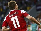 Nicklas Bendtner a jeho netypická oslava branky v duelu ME s Portugalskem.