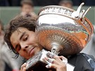 POSEDMÉ. Španělský tenista Rafael Nadal si prohlíží Pohár mušketýrů. Trofej pro...