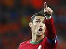 PODÍVEJ! Portugalský fotbalista Cristiano Ronaldo ukazuje smrem k nebi v