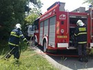 Policisté a hasii v praských Cholupicích, kde bylo v hoícím aut nalezeno