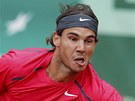 TO JET VRÁTÍM. Rafael Nadal dobíhá tký míek ve finále Roland Garros.