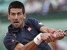 RETURN. Novak Djokovi odvrací tký mí ve finále Roland Garros.
