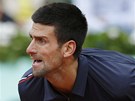 PODÁNÍ. Novak Djokovi servíruje ve finále Roland Garros.