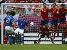 PÍMÝ KOP. Italský záloník Andrea Pirlo (vlevo) zahrává standardní situaci v