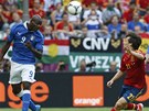 PIHRÁVKA HLAVOU. Italský útoník Mario Balotelli (vlevo) sklepává mí hlavou